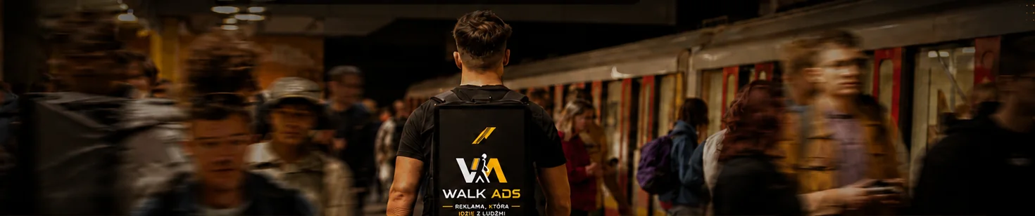 Nośnik WALK ADS w tłumie pasażerów na peronie metra w Warszawie